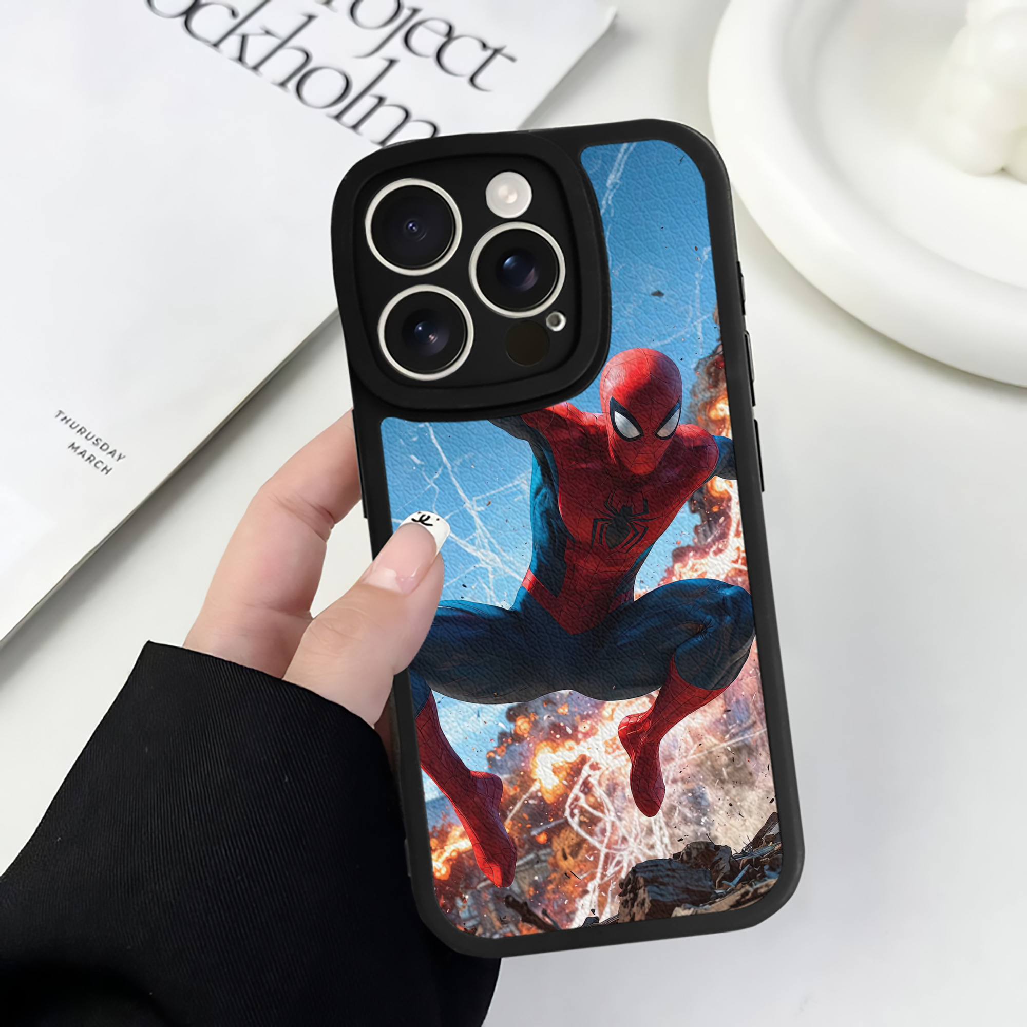 Spider Man スパイダーマン 【iPhone 16シリーズ対応】シリコンスマホケース（レザー調） 材質：シリコン